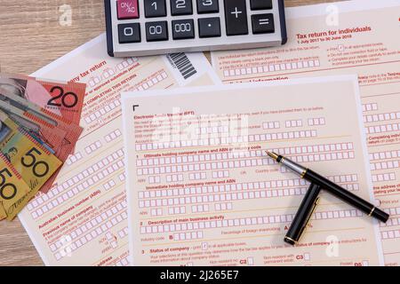 Dichiarazione fiscale australiana e penna su tavola di legno Foto Stock