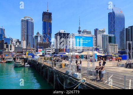 La città di Auckland, Nuova Zelanda, vista da un tour in barca con partenza da Captain Cook Wharf Foto Stock