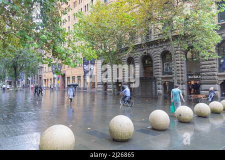 Martin Place pedonale plaza nel centro di Sydney con bollards di sicurezza in una bagnata giornata autunnale, Sydney, Australia Foto Stock
