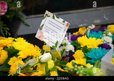 Melbourne, Australia. 30th marzo 2022. Fiori posati da Cricket Australia si siede sotto la statua di Shane Warne al servizio commemorativo della sua vita. Credit: Jay Kogler/Alamy Live News Foto Stock