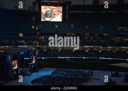 Melbourne, Australia. 30th marzo 2022. Una clip di Shane Warne che celebra un gioco di cricket al suo servizio commemorativo. Credit: Jay Kogler/Alamy Live News Foto Stock