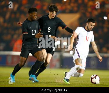 COLCHESTER, Regno Unito, MARZO 29: Sam Greenwood (Leeds United)of England U20 detengono Merlin Rohl di Germania Under20 e Christopher Scott di Germ Foto Stock