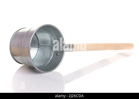 mestolo in acciaio inox con manico in legno per bagno o sauna su sfondo bianco isolato Foto Stock