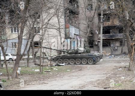 27 marzo 2022, Mariupol, Ucraina: Un carro armato russo avanza in una posizione di combattimento nella città fortilizio di Mariupol. La battaglia tra le forze russe/Pro russe e le forze ucraine difese, dirette dal battaglione Azov, continua nella città portuale di Mariupol. (Credit Image: © Maximilian Clarke/SOPA Images via ZUMA Press Wire) Foto Stock