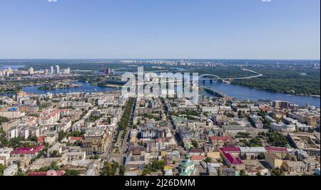 Un colpo aereo del distretto Troyeshchina a Kyiv con il fiume Dnieper che scorre attraverso di esso Foto Stock