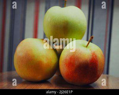 Un mazzo di succose mele rosse, un primo colpo. Frutta matura. Foto Stock