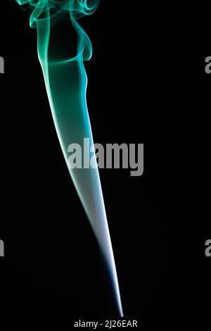 Helsinki / Finlandia - 29 MARZO 2022: Visione astratta del fumo che sale su sfondo nero scuro. Foto Stock