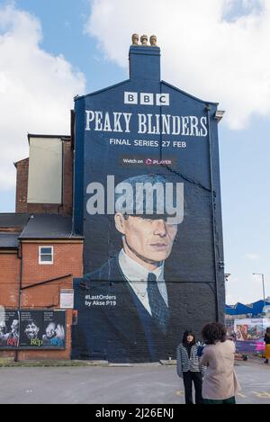 Grande annuncio per la serie finale BBC di macinacaffè con Cillian Murphy come Tommy Shelby dipinto sulla parete di un edificio a Digbeth, Birmingham Foto Stock