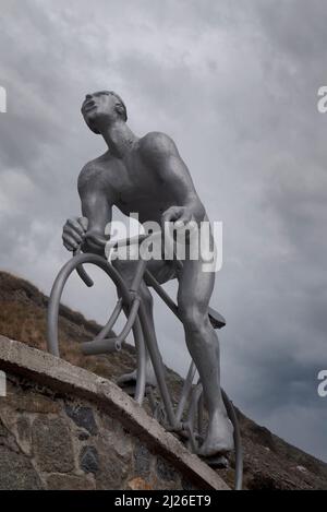 La statua in acciaio del ciclista, Octave Lapize, che adorna la cima del col du Tourmalet, Francia Foto Stock