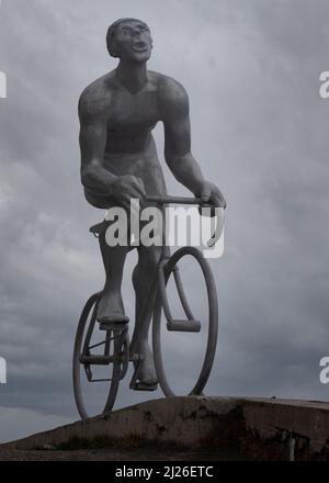 La statua in acciaio del ciclista, Octave Lapize, che adorna la cima del col du Tourmalet, Francia Foto Stock