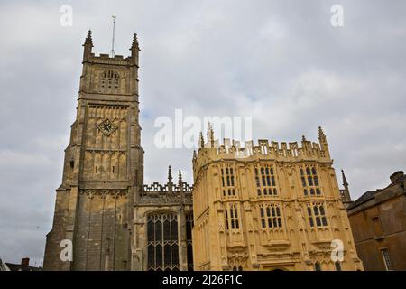 Chiesa parrocchiale di San Giovanni Battista, Market Place, Cirencester, Gloucestershire Foto Stock