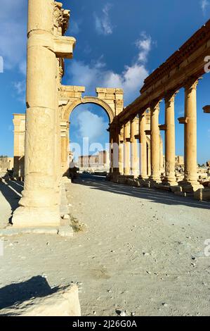 Siria. L'antica città di Palmyra. Grande colonnato e arco monumentale Foto Stock