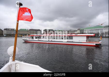 30 marzo 2022, Amburgo: La vaporiera alimentata a batteria 'Alsterwasser' naviga sul Binnenalster di fronte al Jungfernstieg. Dopo gravi restrizioni dovute alla pandemia di Corona, la "flotta bianca" sull'Alster di Amburgo ricomincia la nuova stagione venerdì con un programma completo. Inoltre, secondo ATG Alster-Touristik, è stato concesso l'impegno di finanziamento per l'elettrificazione delle prime navi. Foto: Jonas Walzberg/dpa Foto Stock