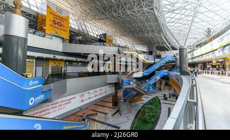 Recife, PE, Brasile - 19 ottobre 2021: Area interna dell'Aeroporto Internazionale di Recife, REC, Guararapes - Gilberto Freyre. Foto Stock