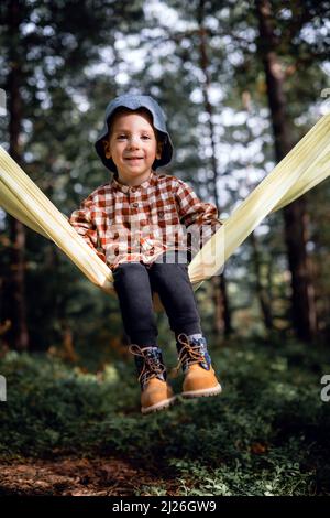 Piccolo bambino in giallo campo di erba secca. Infanzia con natura concetto di amore Foto Stock