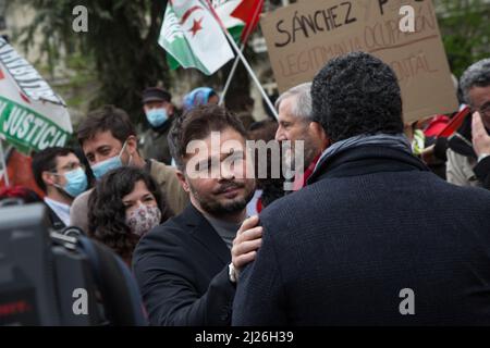 Madrid, Spagna. 30th Mar 2022. Gabriel Rufian dell'ERC saluta il leader del fronte Polisario di Madrid per dare il suo sostegno. (Foto di Fer Capdepon Arroyo/Pacific Press) Credit: Pacific Press Media Production Corp./Alamy Live News Foto Stock