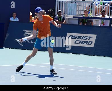 MIAMI GARDENS, FLORIDA - 29 MARZO: Jannik Sinner of Italy restituisce un colpo a Nick Kyrgios of Australia durante il Miami Open all'Hard Rock Stadium il 29 marzo 2022 a Miami Gardens, Florida.(Foto di JL/Sipa USA) Foto Stock
