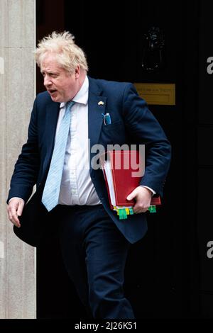 LONDRA, REGNO UNITO. 30 marzo 2022. Il primo ministro britannico Boris Johnson lascia il numero 10 Downing Street, mentre si dirige verso la Camera dei Comuni per gli ultimi PMQ prima che il parlamento vada in pausa. Credit: amer Ghazzal/Alamy Live News Foto Stock