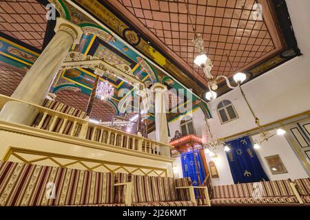 il bima e l'arca, tenendo la torah. Presso la sinagoga ebraica Bikur Holim. A Izmir, Turchia. Foto Stock