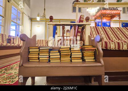 Varie preghiere, torah, bibbia, libri santi accatastati su una panchina presso la sinagoga ebraica Bikur Holim. A Izmir, Turchia. Foto Stock