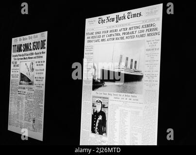 Titanic Newspaper; titoli di giornale sul naufragio del Titanic, The Titanic Exhibition, London UK Foto Stock