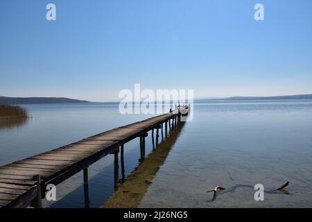 Steg am Ammersee bei klarem, blauem Himmel Foto Stock