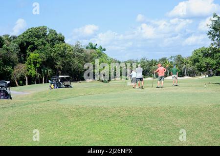 Playa del Carmen, Messico, 29th, marzo 2022: Vista posteriore di un gruppo di amici che giocano a golf in una giornata di sole in Messico Foto Stock