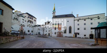 Il castello di Hohensalzburg cortile interno verso l'Hohe Stock e San Giorgio cappella nella città di Salisburgo, Austria Foto Stock