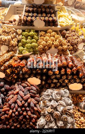 Prelibatezze turche tradizionali, noci, frutta secca e dessert a Istanbul Spice Bazaar o Grand Bazaar. Datteri, noci, pistacchi, polpa di noci Foto Stock