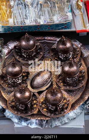 istanbul eminonu, set di tè o caffè intarsiato in rame allineato al banco per la vendita. Messa a fuoco selettiva Foto Stock