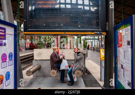 Parigi, Francia, 2 donne che viaggiano, turisti adolescenti seduti, aspettando all'interno della Gare du Nord Paris, stazione ferroviaria, architettura storica Foto Stock