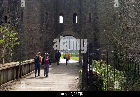 Castello di Cardiff, ingresso posteriore dal Bute Park. Primavera 2022 marzo Foto Stock