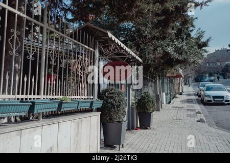 Cartello di legno marrone appeso sulla facciata di un edificio all'entrata di un negozio. Vuoto per il mockup personalizzato del messaggio o del logo Foto Stock