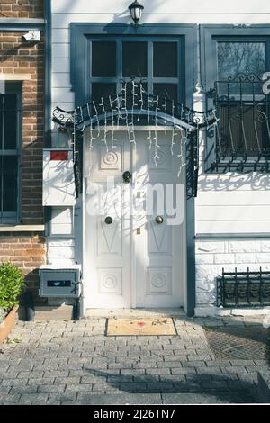 Storici, antichi e colorati di porte in Kuzguncuk, Istanbul, Turchia. Dettaglio vista panoramica delle porte colorate nelle strade di Istanbul. Foto Stock