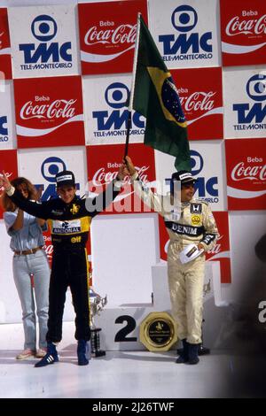 Ayrton Senna da Silva (BRA) Lotus 98T Renault 2nd posizione e Nelson Piquet (BRA) Williams Honda 1st posizione festeggia il podio Foto Stock