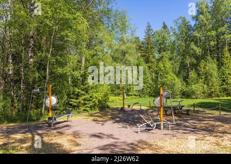 Palestra all'aperto con macchine da ginnastica in una foresta glade Foto Stock