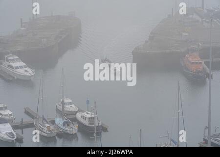 (NOTA DEI REDATTORI: Immagine scattata con il drone) forza di frontiera portare una barca migrante vuota di nuovo al porto in dover. Un secondo traghetto P&o, il Pride of Kent, è stato arrestato dopo che le autorità non hanno superato i controlli di sicurezza a causa della reazione negativa sulla decisione dell'azienda di sostituire 800 marittimi con un equipaggio a bassa retribuzione riferisce Sky News. Foto Stock