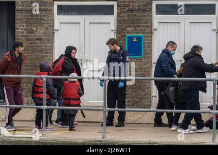 La famiglia dei rifugiati viene accolta dalla forza di frontiera di dover. Un secondo traghetto P&o, il Pride of Kent, è stato arrestato dopo che le autorità non hanno superato i controlli di sicurezza a causa della reazione negativa sulla decisione dell'azienda di sostituire 800 marittimi con un equipaggio a bassa retribuzione riferisce Sky News. Foto Stock