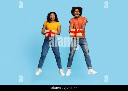 Allegra coppia afroamericana che mostra i loro doni Foto Stock