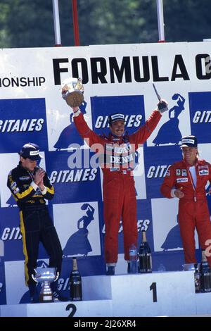 Ayrton Senna da Silva (BRA) Lotus 2nd posizione Nigel Mansell (GBR) Williams 1st posizione Stefan Johansson (SWE) Ferrari 3rd posizione celebra il podio Foto Stock