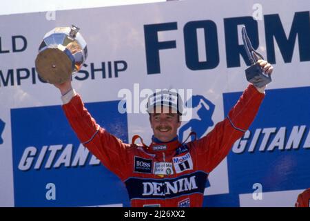 Nigel Mansell (GBR) Williams in posizione 1st festeggia il podio Foto Stock