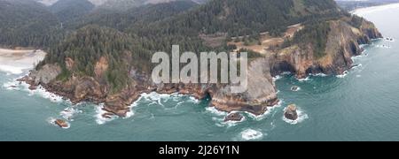 L'Oceano Pacifico si lava contro la splendida e frastagliata costa dell'Oregon, non lontano a ovest di Portland. Lungo questa costa si snoda la strada panoramica 101. Foto Stock