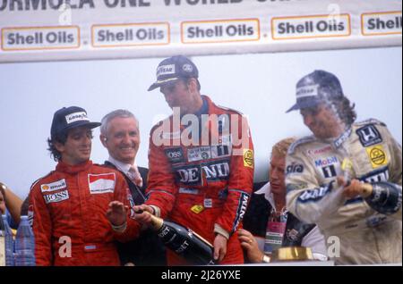 Alain Prost (fra) McLaren 3rd posizione Nigel Mansell (GBR) Williams 1st posizione Nelson Piquet (BRA) Williams 2nd posizione celebra il podio Foto Stock