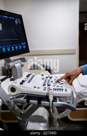dispositivo di imaging a ultrasuoni. chirurgia cardiovascolare o esame di gravidanza. pannello di controllo e schermo di messa a fuoco selettiva Foto Stock