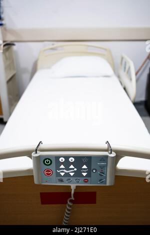 letto ospedale vuoto, pulito e ordinato. Messa a fuoco selettiva. Spazio copia. Foto Stock