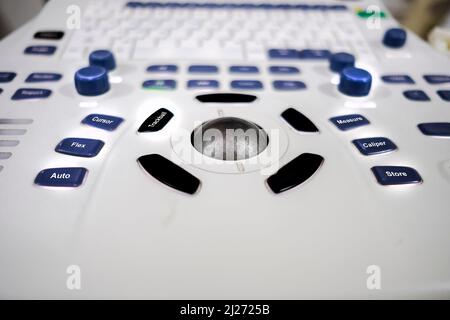 dispositivo di imaging a ultrasuoni. chirurgia cardiovascolare o esame di gravidanza. pannello di controllo e schermo di messa a fuoco selettiva Foto Stock