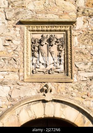 Stemma scolpito sulla facciata ovest della casa della Regina Maria a Jedburgh, Scottish Borders, Scozia, Regno Unito Foto Stock