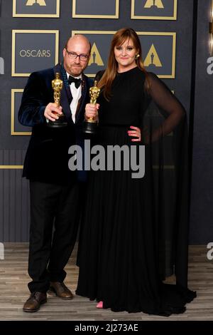 Patrice Vermette, Zsuzsanna Sipos nella sala stampa per 94th Academy Awards - Sala Stampa 2, Dolby Theatre, Los Angeles, CA 27 marzo 2022. Foto di: Priscilla Grant/Everett Collection Foto Stock