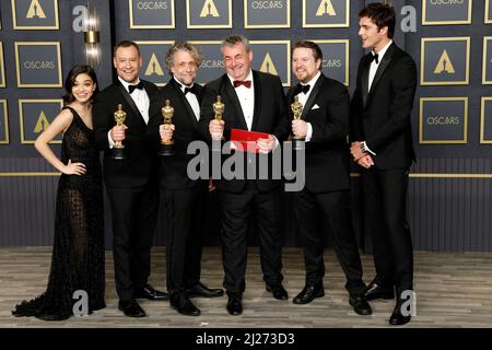 Rachel Zegler, Brian Connor, Paul Lambert, Gerd Nefzer, Tristan Myles, Jacob Elordi nella sala stampa per i premi Academy 94th - Sala Stampa 2, Dolby Theatre, Los Angeles, CA 27 marzo 2022. Foto di: Priscilla Grant/Everett Collection Foto Stock