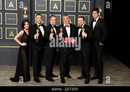 Rachel Zegler, Brian Connor, Paul Lambert, Gerd Nefzer, Tristan Myles, Jacob Elordi nella sala stampa per i premi Academy 94th - Sala Stampa 2, Dolby Theatre, Los Angeles, CA 27 marzo 2022. Foto di: Priscilla Grant/Everett Collection Foto Stock